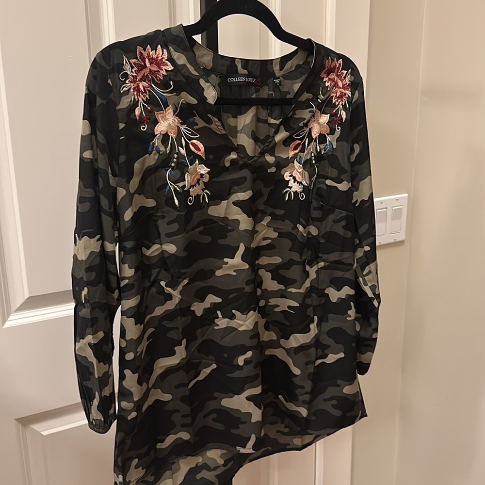 Colleen Lopez Embroidered Camo Top NEW - Picture 4 of 8